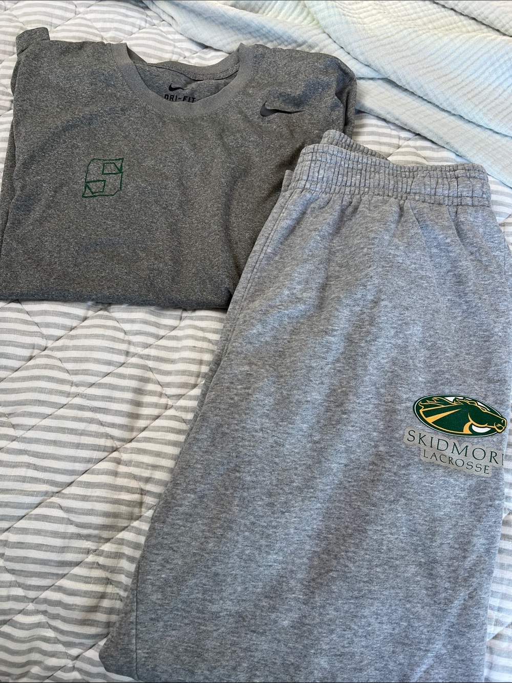Under Armour Gray Men's Sweatpants and Shirt with Skidmore Logo